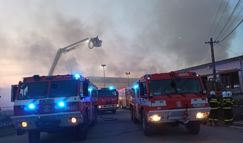 Požár skladové haly v Řenčích