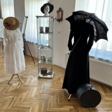 Městské muzeum zve na krásnou výstavu Secesní módy. Do 28. 10. 2023.