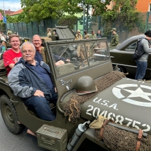 Příbuzní z posádky Liberatoru v Konvoji Svobody v Plzni za doprovodu Nepomuckých