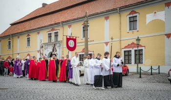 Slavnostní mše - kostel sv. Jana Nepomuckého - v 9.45 hodin vyšlo procesí od arciděkanství, sochu sv. Jana Nepomuckého nesli členové Matice sv. Jana Nepomuckého v červených pluviálech, následovali kněží, sbor Canto nepomucenum a veřejnost. Foto Martin Myslivec