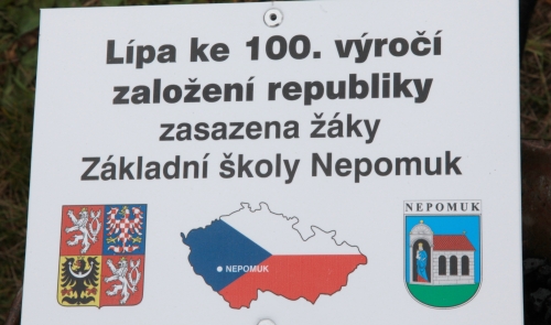Lípa ke 100. výročí republiky v areálu ZŠ Nepomuk